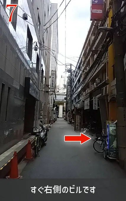 曲がってすぐ右側です